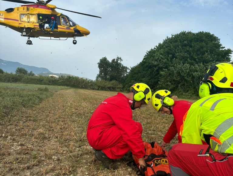 HTrauma Response Drill – Medical team practicing trauma care during a HEMS emergency simulation.