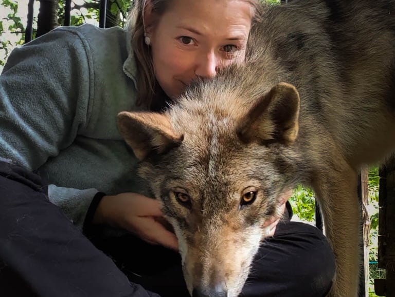 Julie Desury et un chien loup