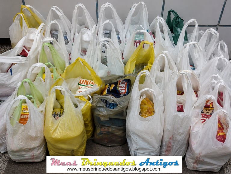 Alimentos arrecadados em exposição beneficente para a Casa do Idoso