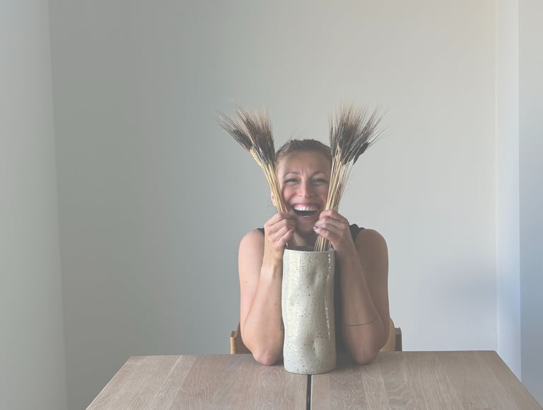 Lachende Kursleiterin Töpferkurs