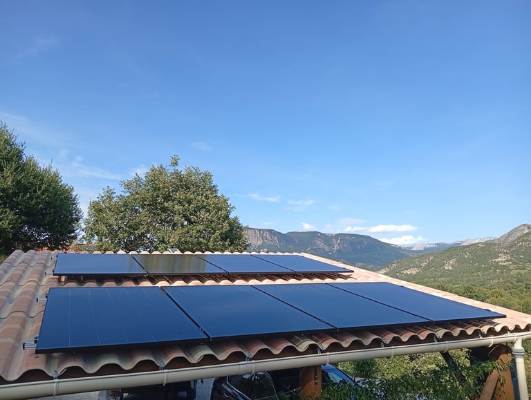 Vue d’ensemble de l’installation photovoltaïque finalisée sur carport à Mézel, 04 Alpes-de-Haute-Provence.