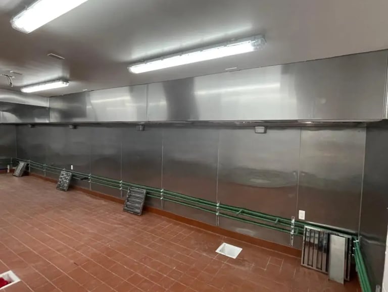 Campanas de cocina de acero galvanizado en restaurante