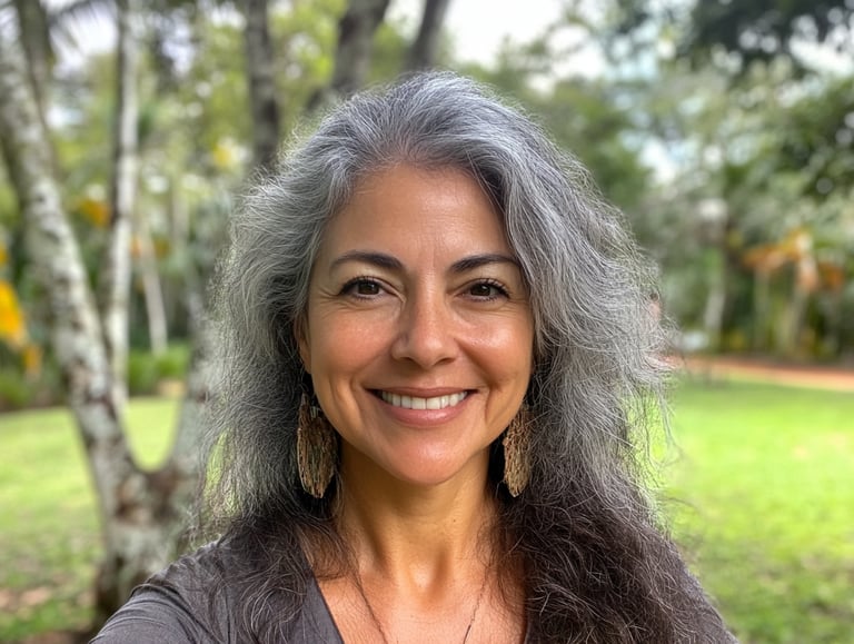 Mujer con cabello canoso usando aretes largos  en un parque tomándose una selfie 