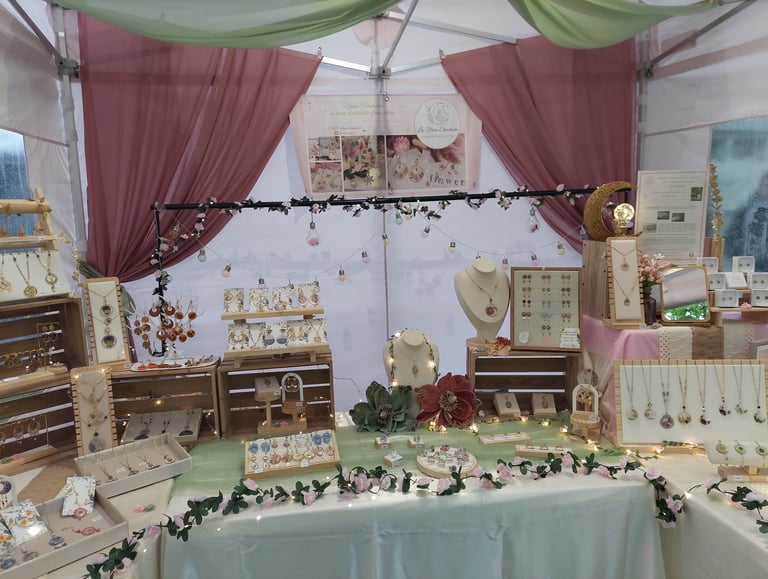 Stand marché bijoux vraies fleurs univers merveilleux