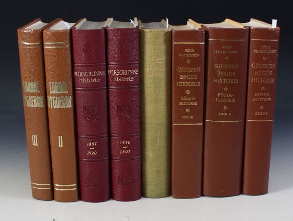 The spines of eight bygdeboker