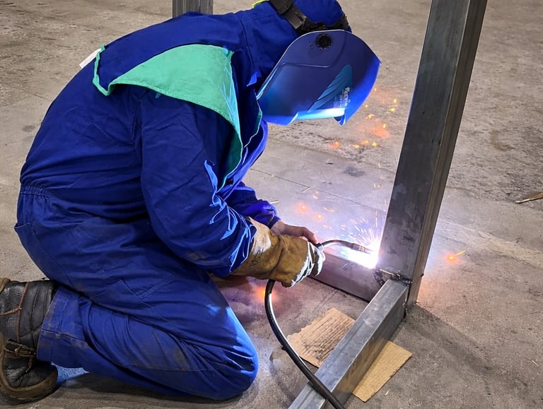 Proceso de soldadura profesional en estructura metálica en Vigo