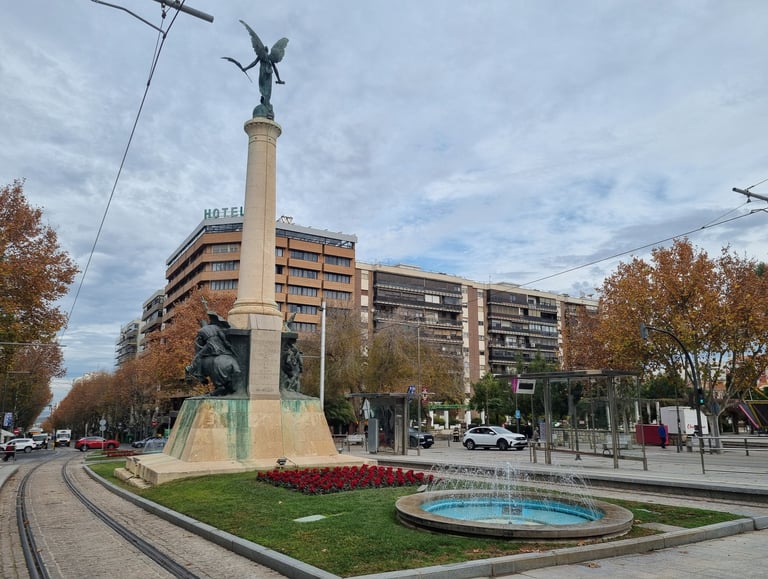 Jaen centro l Asociación de vecinos Plaza de las Batallas y, al fondo, Hotel Condestable Jaen centro