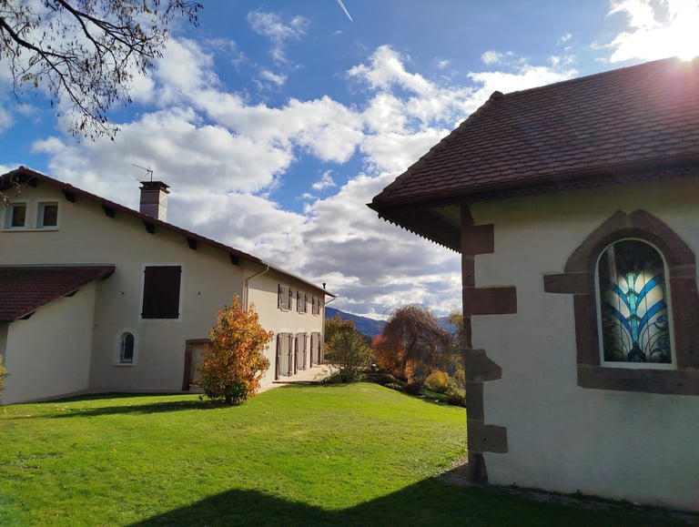 Arrière propriété et chapelle à l'automne 
