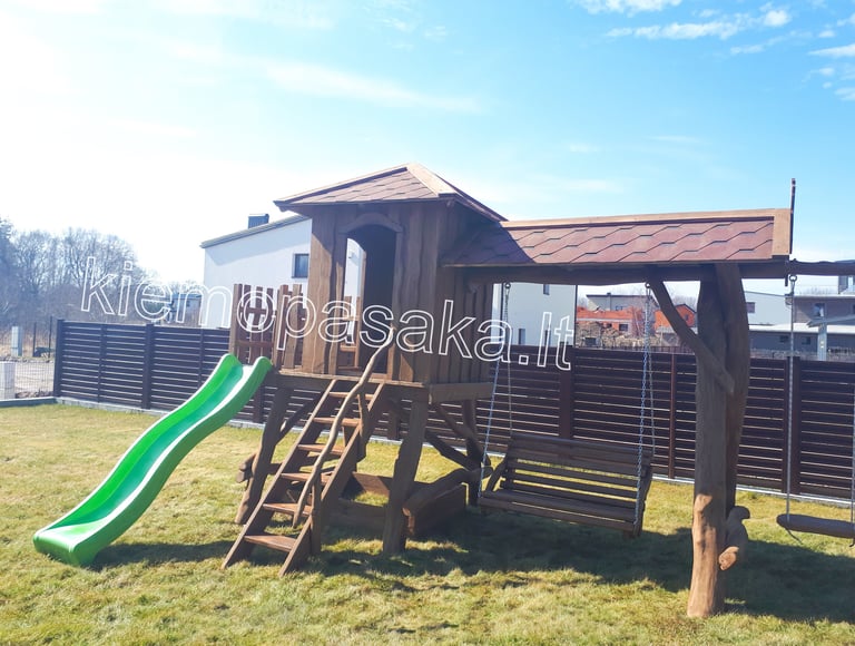 medinė supynė su nameliu