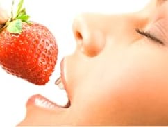 profil femme mange une fraise