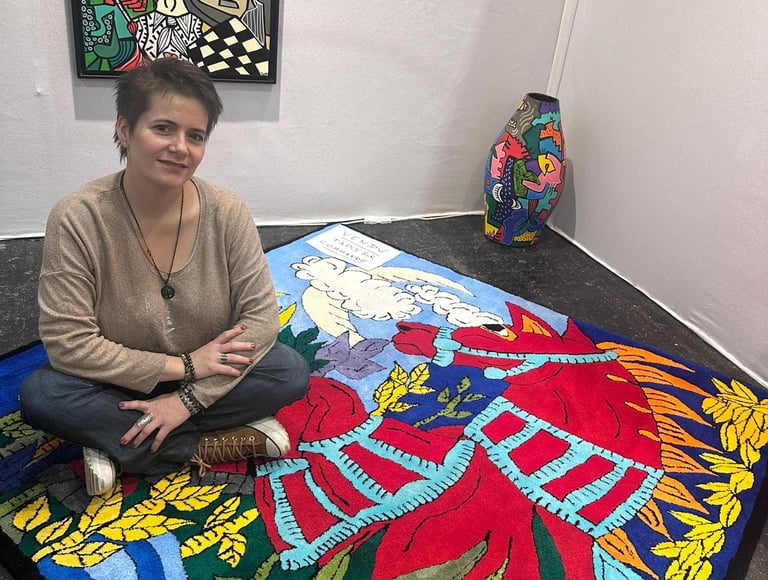 Elvira assise sur le tapis tufté main, design Red Dito et tufté par Elvira