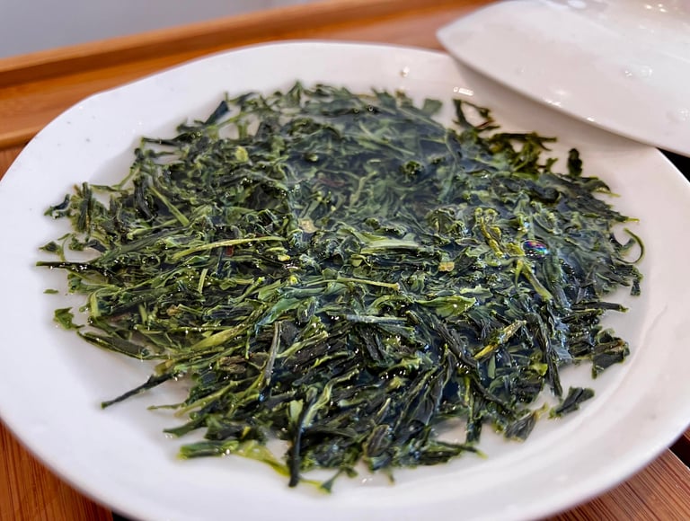 Feuilles de thé vert gyokuro dans un ustensile à thé