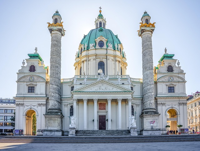 La majestuosa Karlskirche en Viena, un ejemplo sublime de la arquitectura barroca imperial