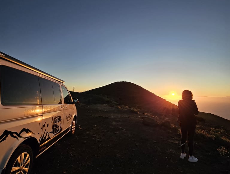 Paisaje del Teide visto desde furgoneta camper en Tenerife