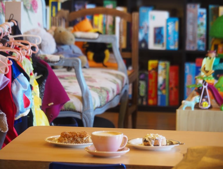 Latte et cinnamon rolls et crumble dans l'espace de jeu et de jouets, kids friendly 