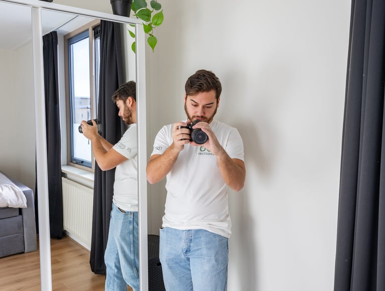 Fotograaf van OG Vastgoed maakt vastgoedfoto’s in een lichte slaapkamer