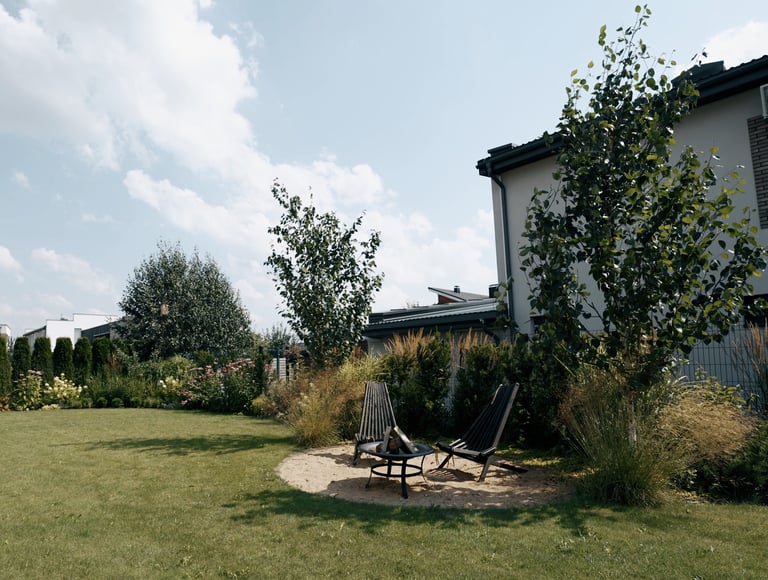 kiemo laisvalaikio zona su stalu ir kėdėmis