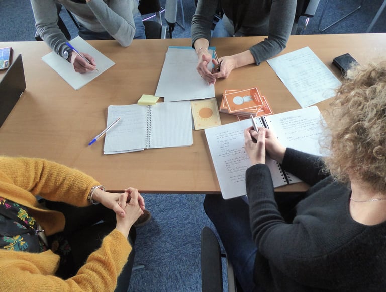 un groupe de pshychologues en formation sur les émotions