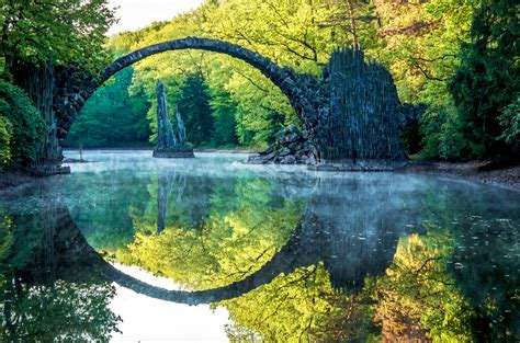 Cette image représente le lien aux eaux de guérisons comme le Gans et les Eaux de lune.