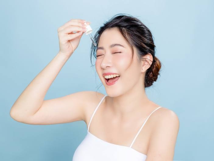 Cô gái dùng toner cho da dầu mụn