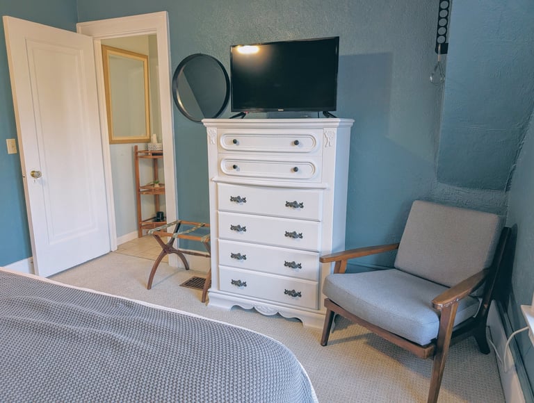 South Cliff Inn's Gable Room - seating and tv