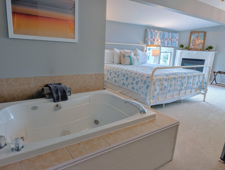 South Cliff Inn's The Study lake view room - jacuzzi tub