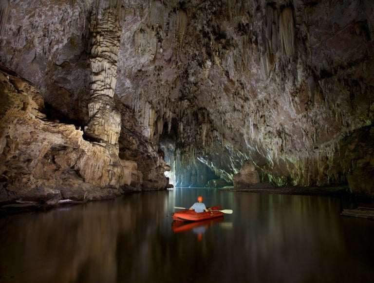 Expédition à kayak dans la caverne de Phong Nha organisé par l'espert du Vietnam