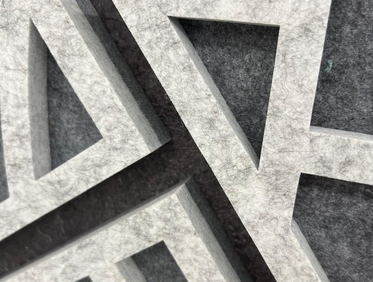 Akustinės dekoratyvinės panelės rėmeliuose DECOSONA su individualiai išpjaustomais raštais