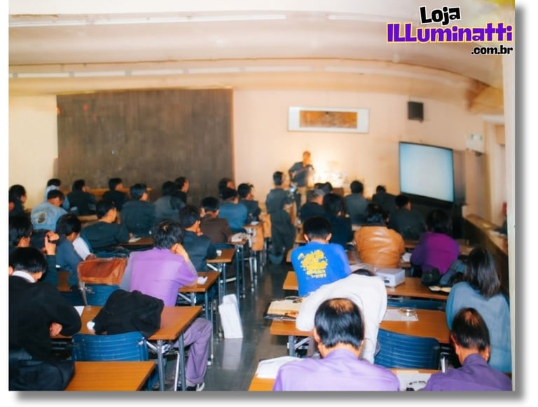 Repórteres, funcionários de revistas e equipes de televisão sentados olhando a demonstração do SFC