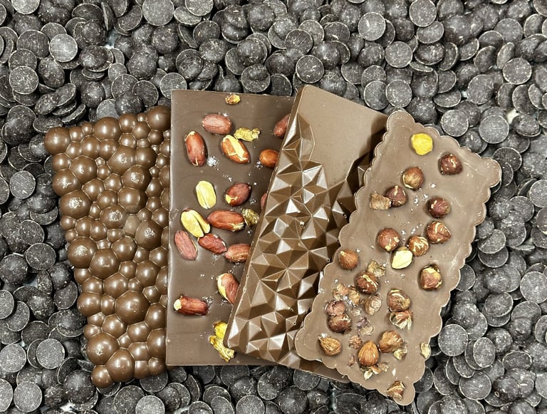 des tablettes de chocolat au lait aux fruits secs