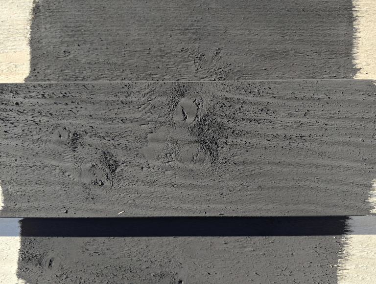 Test de peinture naturelle grise anthracite sur bois brut