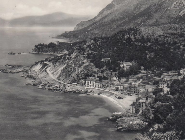 Veduta d'epoca in bianco e nero del villaggio costiero prima della costruzione del porto di maratea