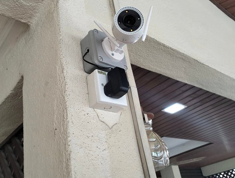 uruteknik Suasana install CCTV dengan pemantauan profesional.