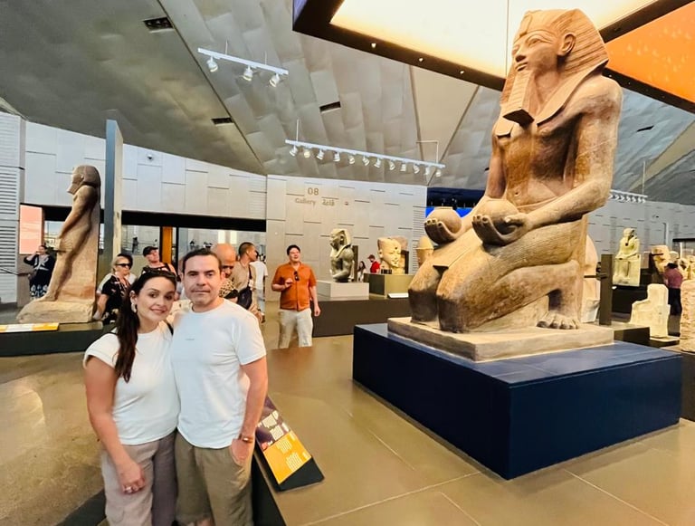 Turistas en visita guiada en español frente al coloso de Hatshepsut en Egipto, con el guía Hadi de ViajaEgipto.nuevo museu 