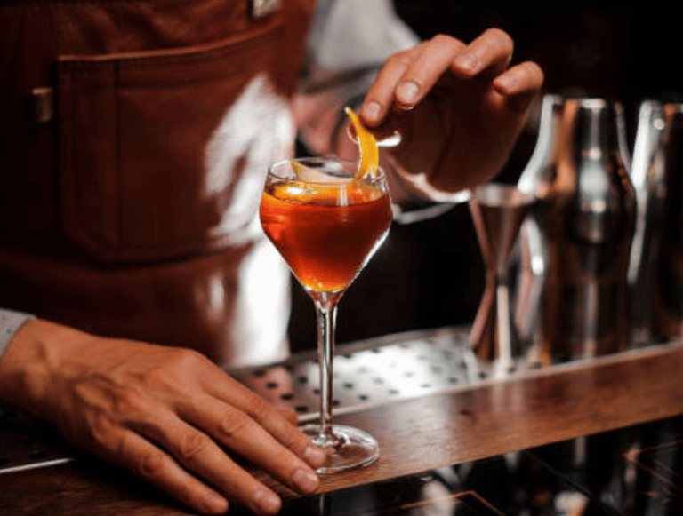 Barmen déposant la touche final sur cocktail