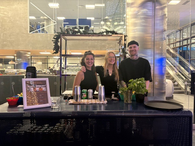 Équipe souriant de prestige bar service