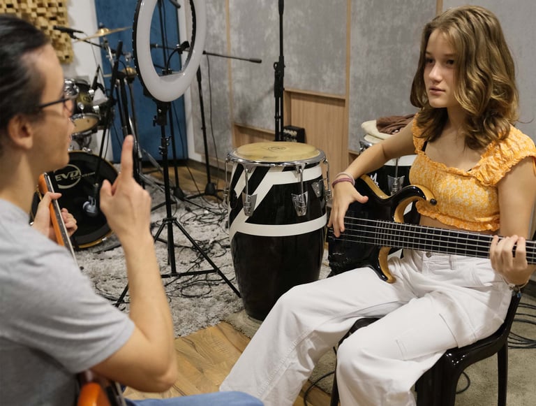 chica aprendiendo bajo en clases de música en Monochrome records
