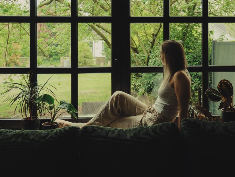 Cineastisches Portrait Rheine: Frau liest ein Buch am Fenster im analogen Film-Look.