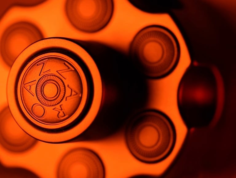 une photo du parfum azzaro en gros plan avec une ambiance lumineuse rouge