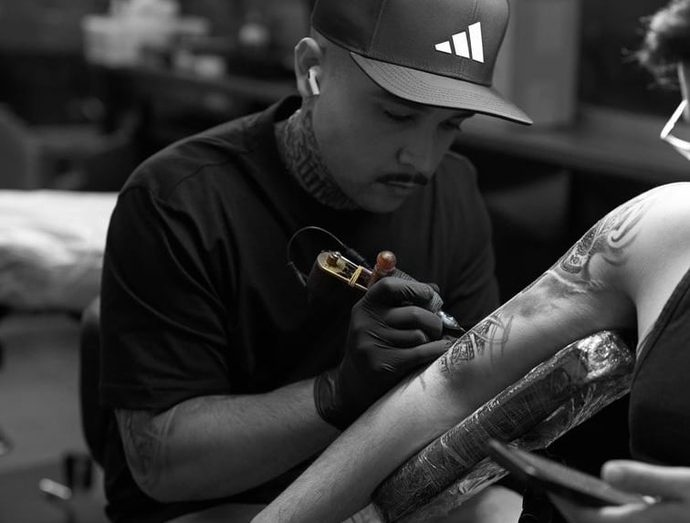 Victor Losni tatuador especializado em realismo preto e branco