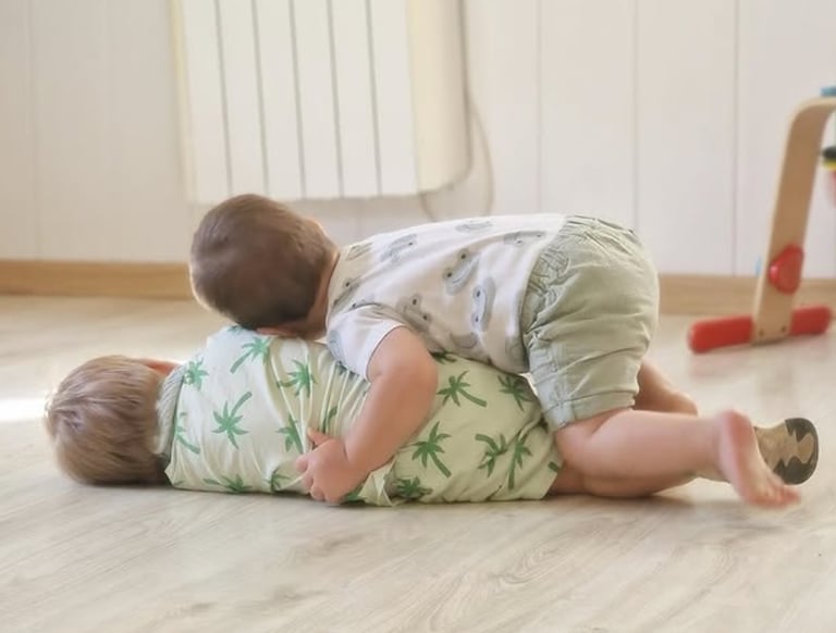 Dos nens abraçats amb amor a una aula de l’Escola Bressol El Campanar a Alella