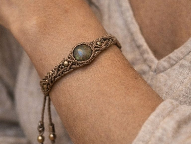 pulsera de macrame con piedra natural mexicana