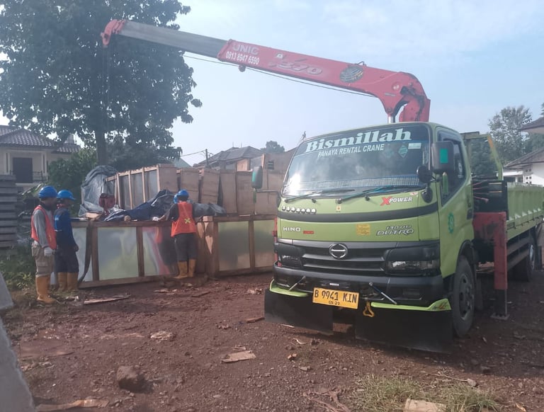 Truck Crane 50 ton warna hijau