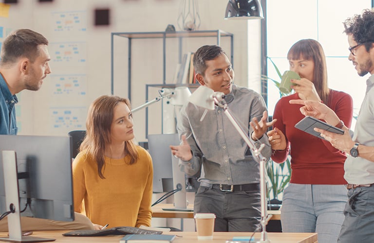 Un grupo de personas trabajando en una agencia de publicidad