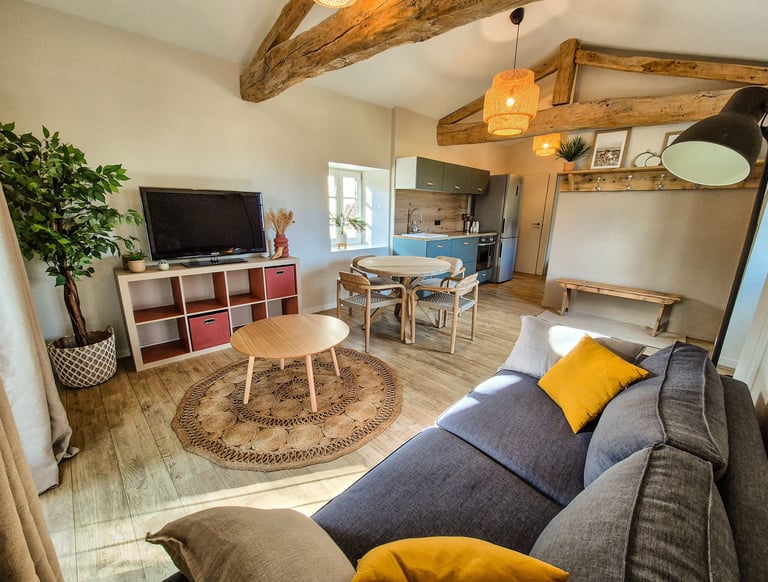 Salon lumineux du gite des ramières à la ferme gourmande