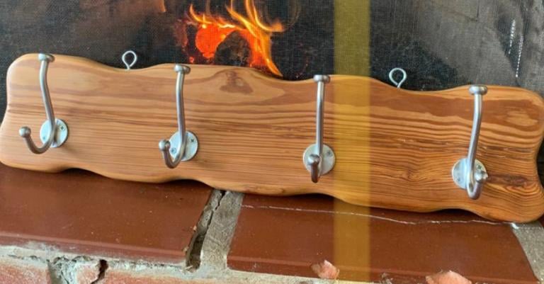 pendurador em pinho-de-riga com ganchos de aço inox