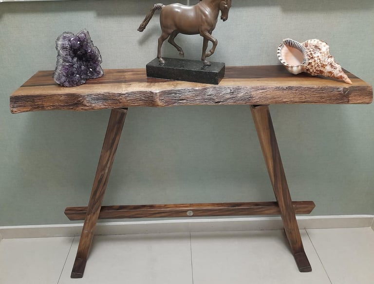 aparador em madeira escura com 1,25m x 25cm com 75 cm de altura com bordas rústicas