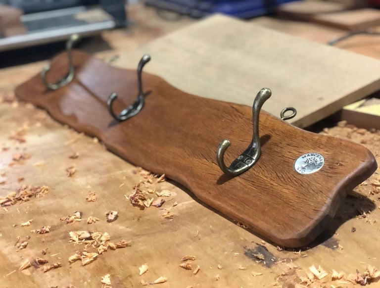 pendurador em peroba de demolição com puxadores em metal maciços