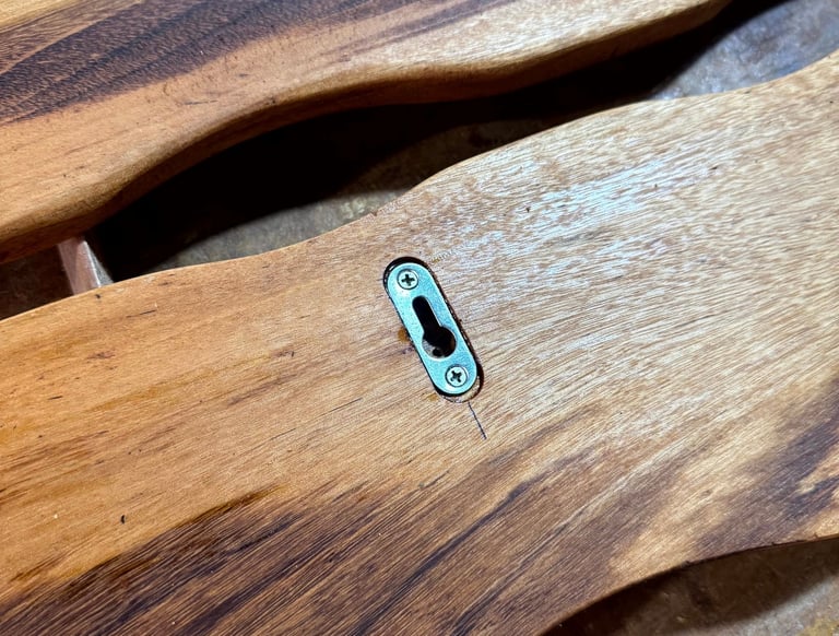 fixação invisível  - verso de um pendurador 