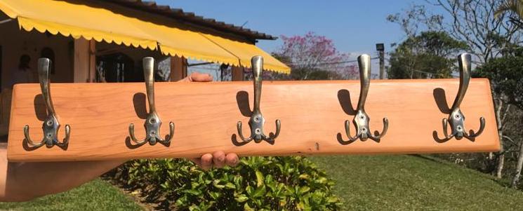 pendurador em peroba-rosa com ganchos de metal
